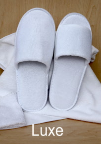 weiss_deluxe_pantofflen_hotel_slipper_vorne_offen